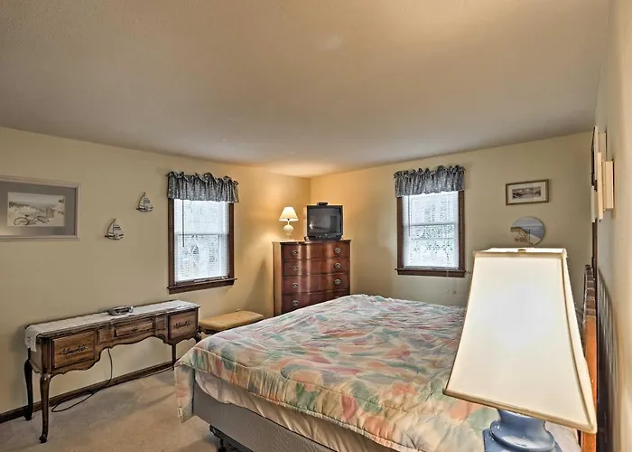 Quiet Brewster House With Deck, Mins To Bay Beaches!
